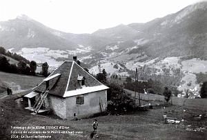 COLO JEUNE FRANCE 1954 le Ru et sa fontaine sur fond de vallee